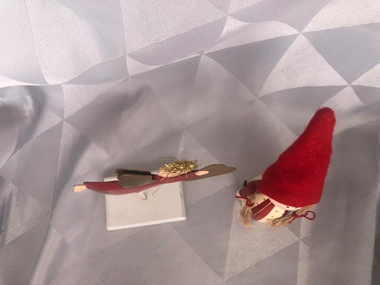 Billede 2 - 2 julefigurer - træ nisse pige & metal engel
