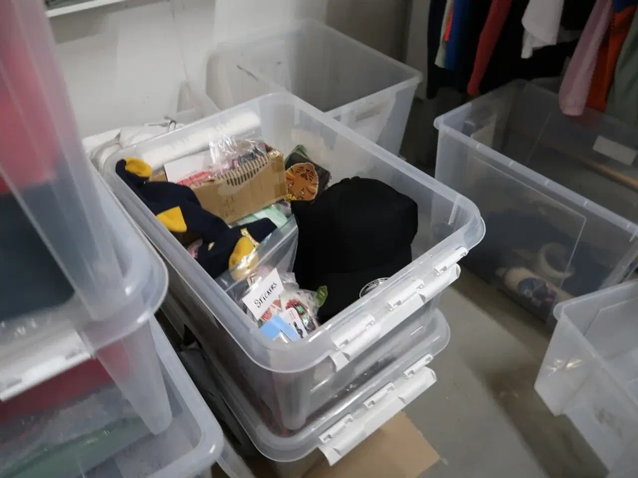 Billede 12 - Stole, borde, tøjstativer med div. Tøj m.m.