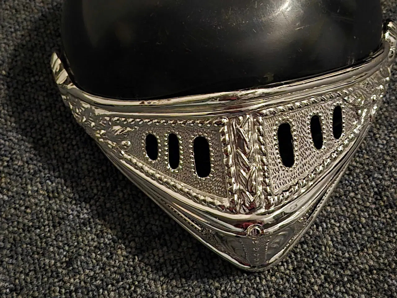 Billede 2 - 2 forskellige ridderhjelme