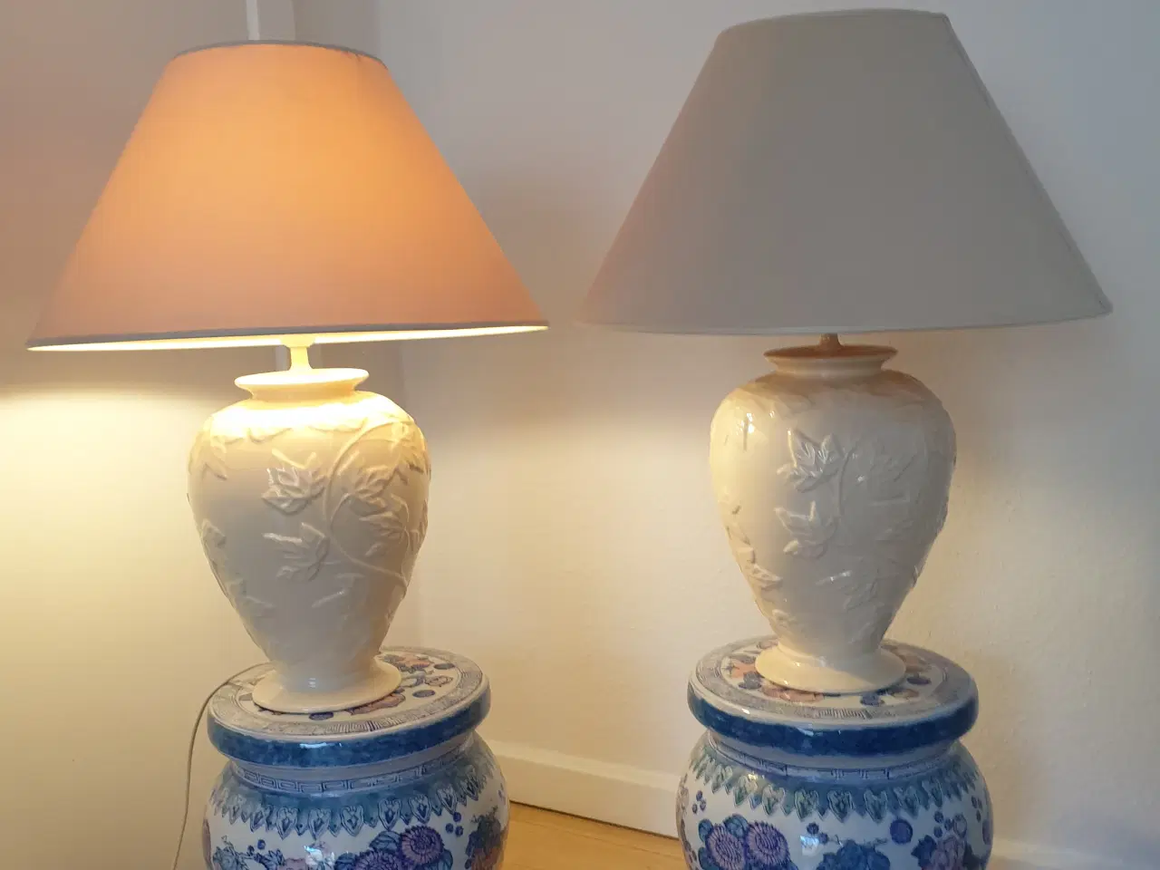 Billede 1 - Porcelæn Bordlampe med Bladrelief og stof skerm