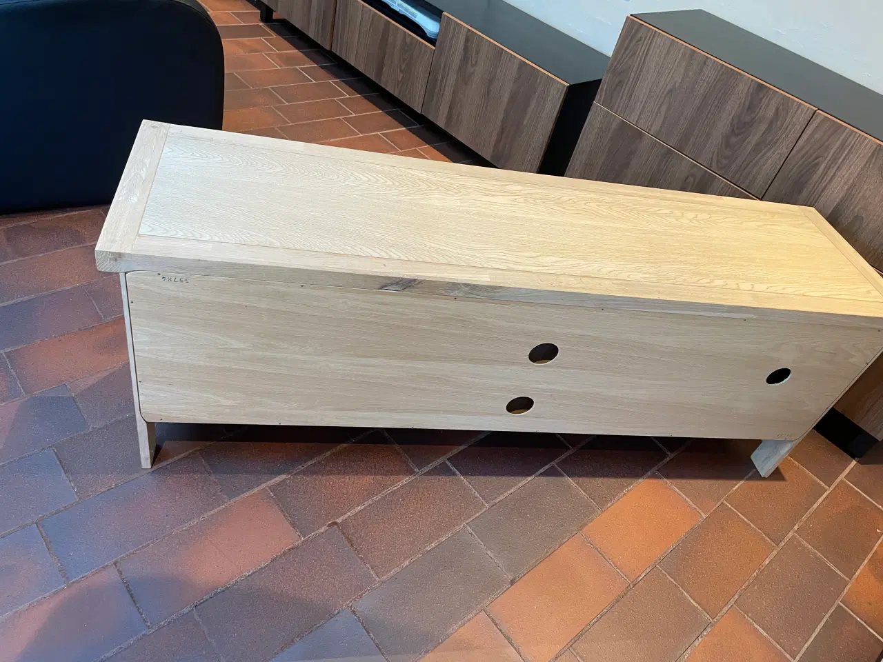 Billede 5 - TV-bord i egetræ