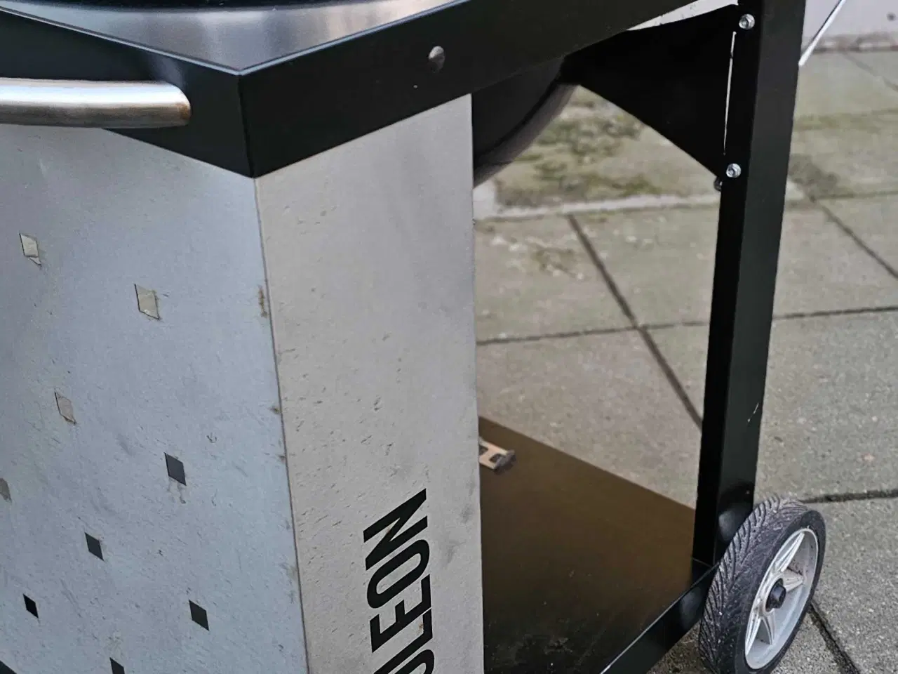 Billede 5 - Napoleon kuglegrill med vogn og sidebord