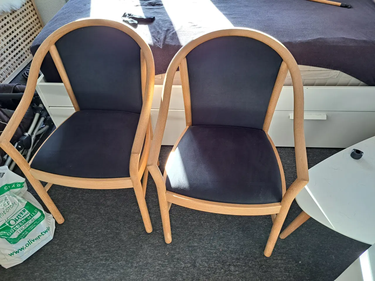 Billede 1 - 2 stk. spisebordstole i eg og sort stof