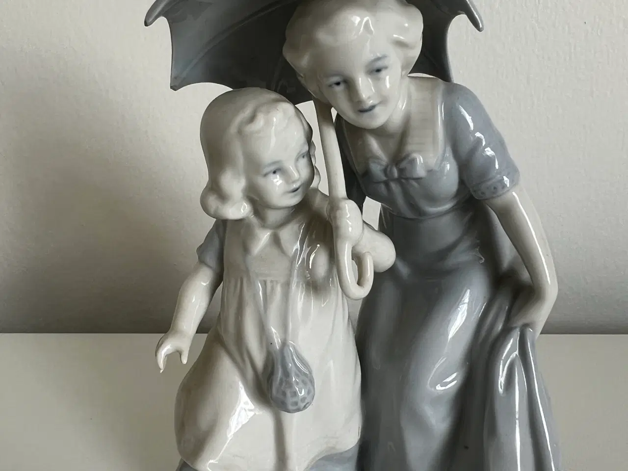 Billede 1 - Figur i porcelæn - Mor og datter m/paraply