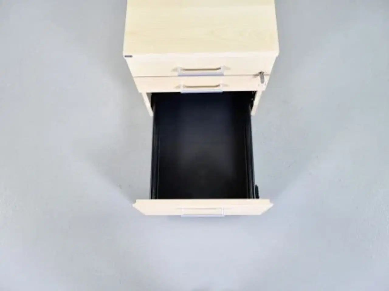 Billede 8 - Efg skuffekassette i birk med 3 skuffer med lysegrå greb og lås