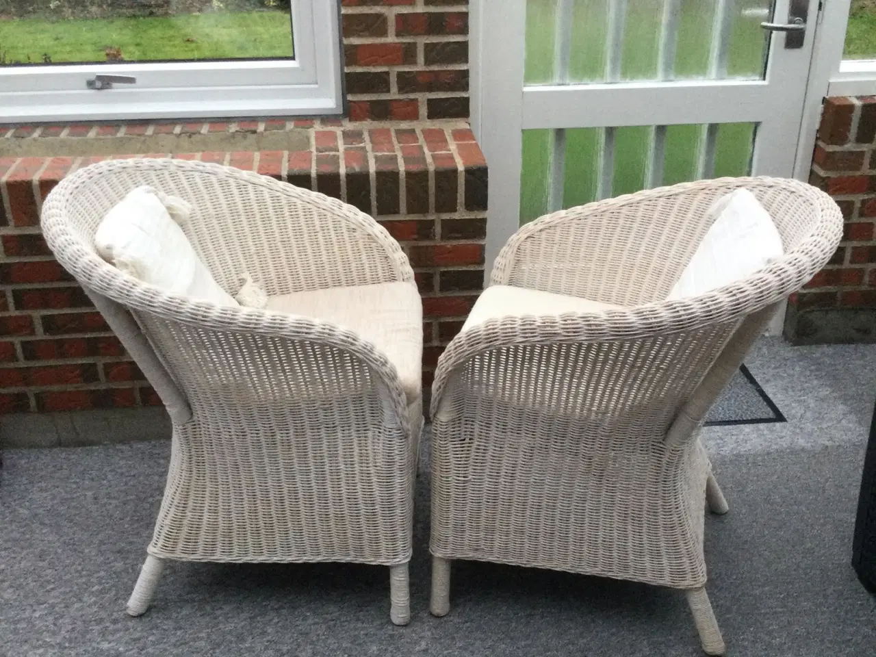 Billede 3 - To kurvestole og lille rundt glasbord