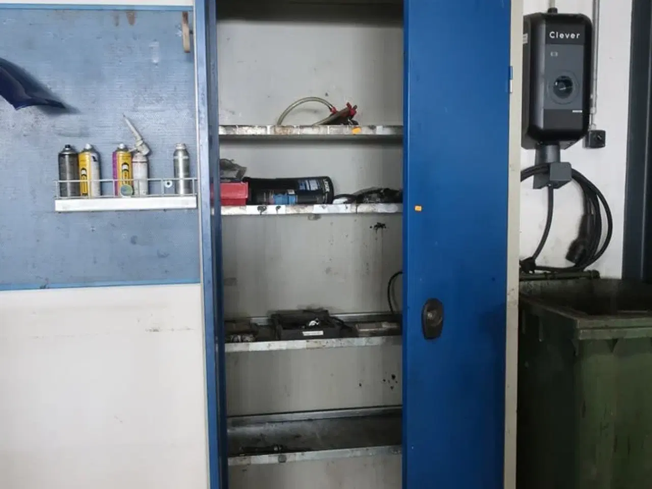 Billede 1 - Kemiskab med indhold