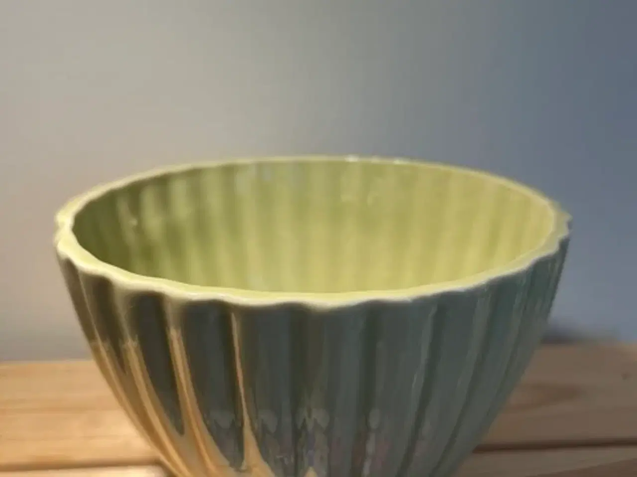 Billede 1 - Smuk håndlavet og signeret keramikskål støvet grøn