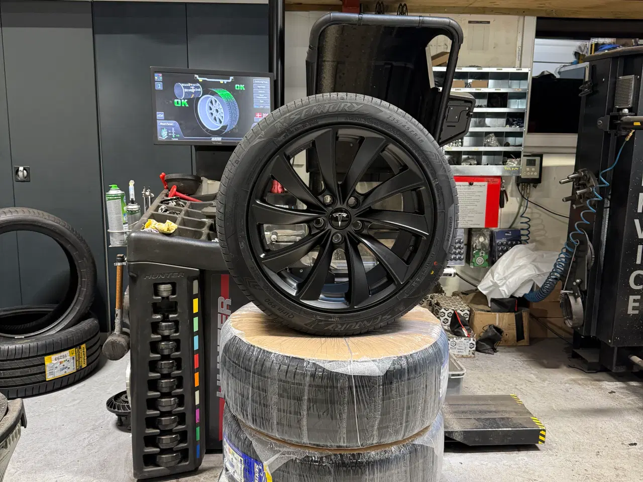 Billede 1 - Nye 18” Tesla 3 alufælge med nye sommerdæk 