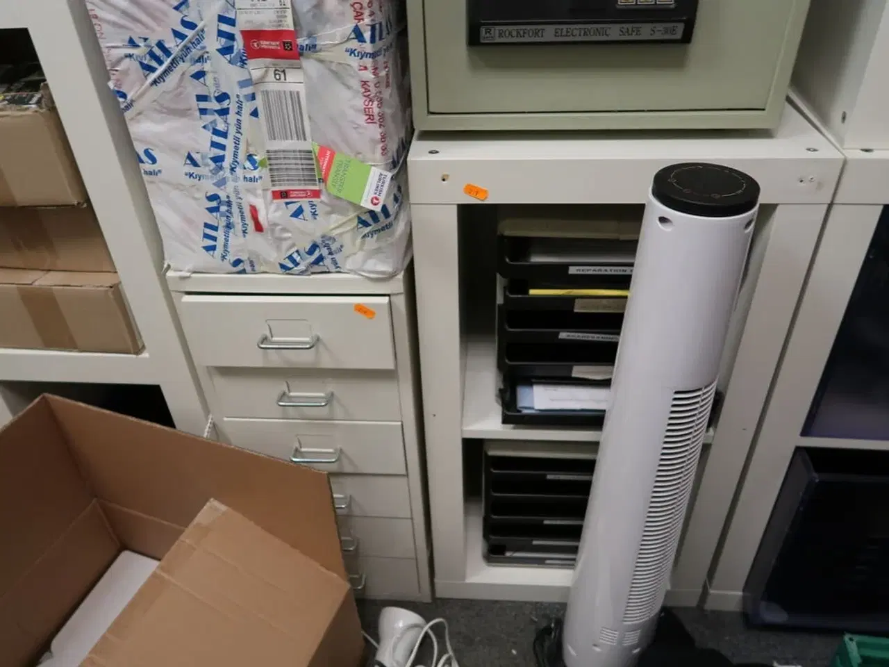 Billede 1 - Reol med div. Kontorartikler m.m.