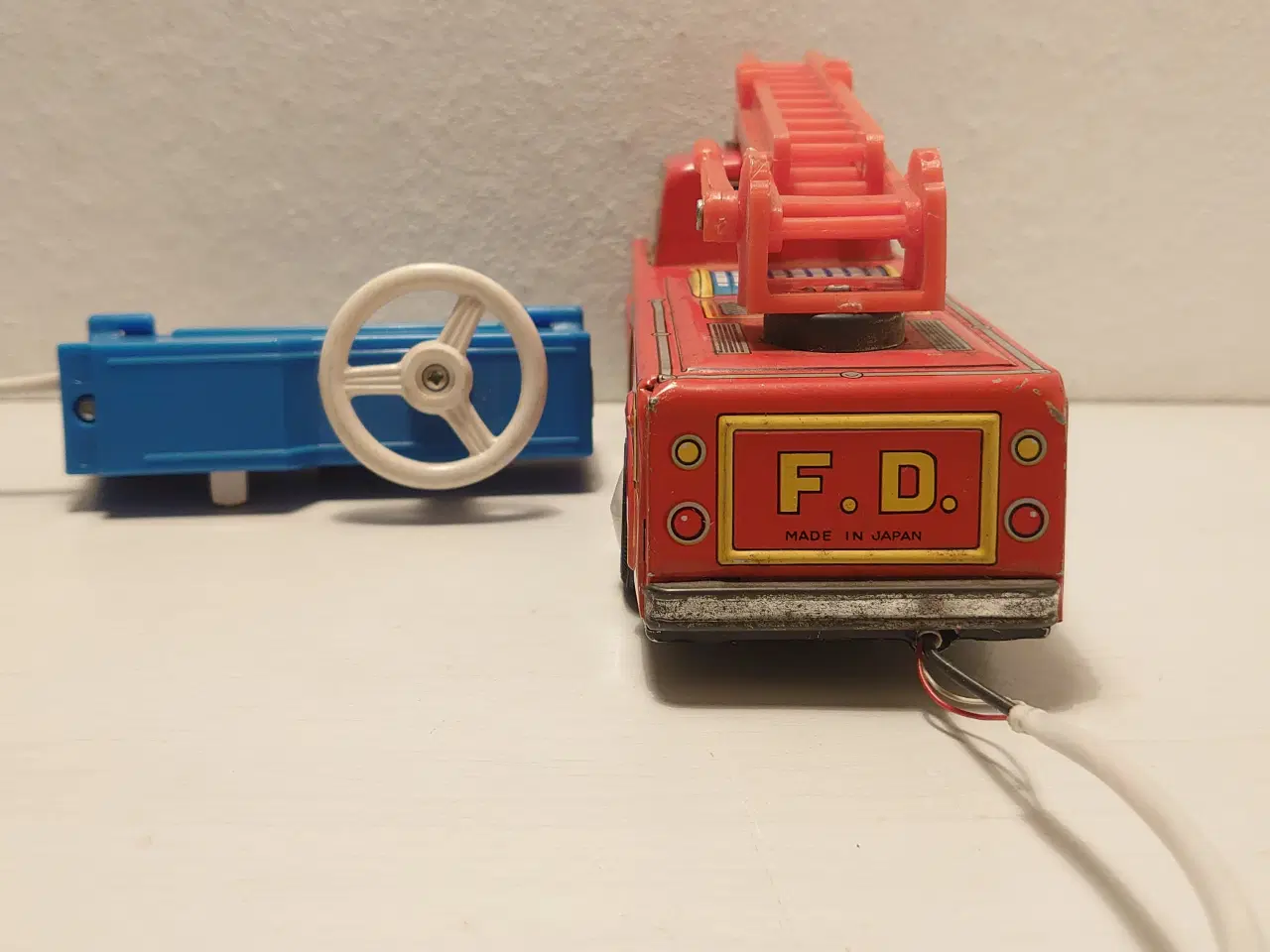 Billede 2 - Bliklegetøj:Fjernbetjent brandbil. Fra TT Japan.