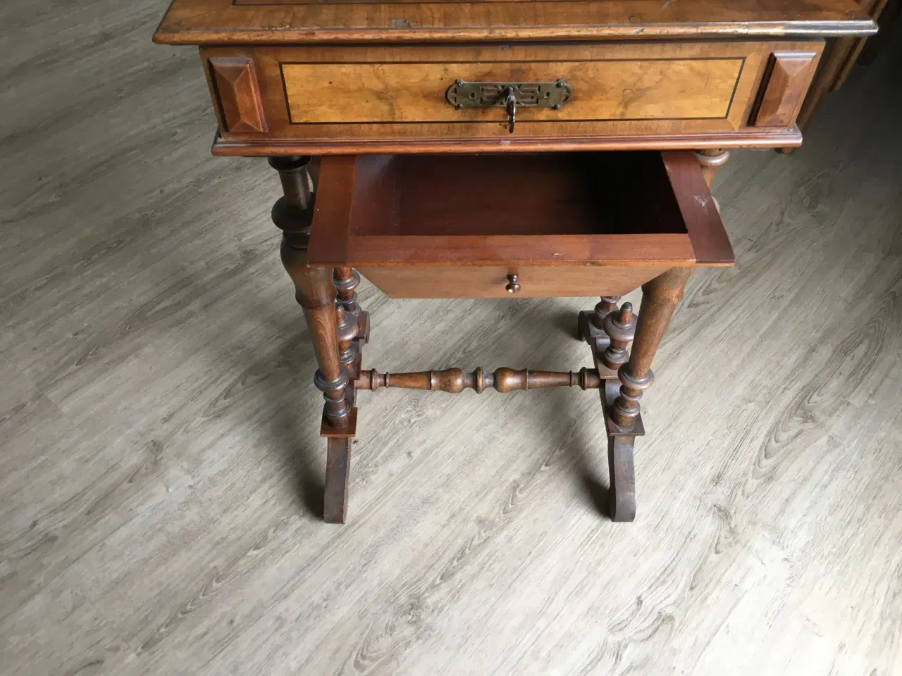 Billede 2 - Antik sybord med skuffe