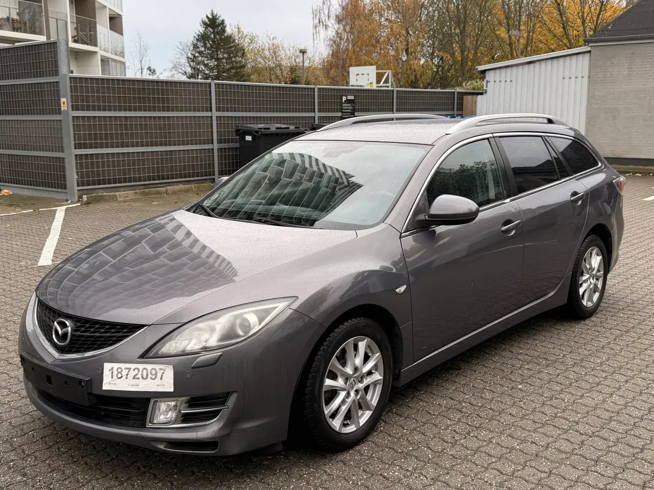 Billede 3 - Rummelig Mazda med læderkabine 