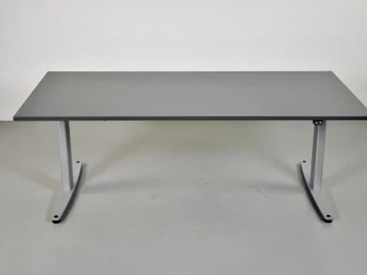 Billede 1 - Demo hæve-/sænkebord med grå laminat og alugråt stel, 180 cm.