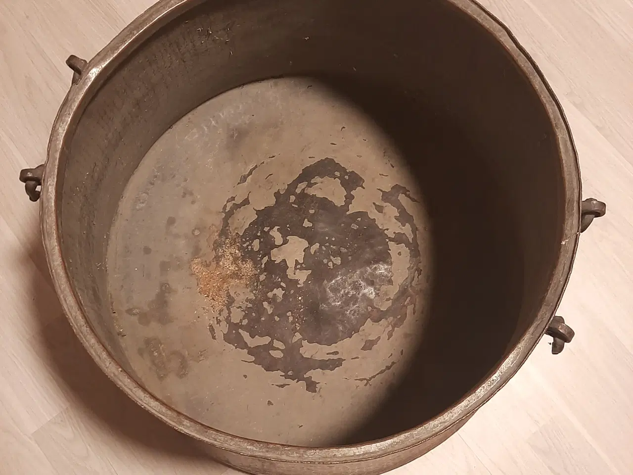 Billede 4 - Stor kobber brændespand i flot hammebanket kobber