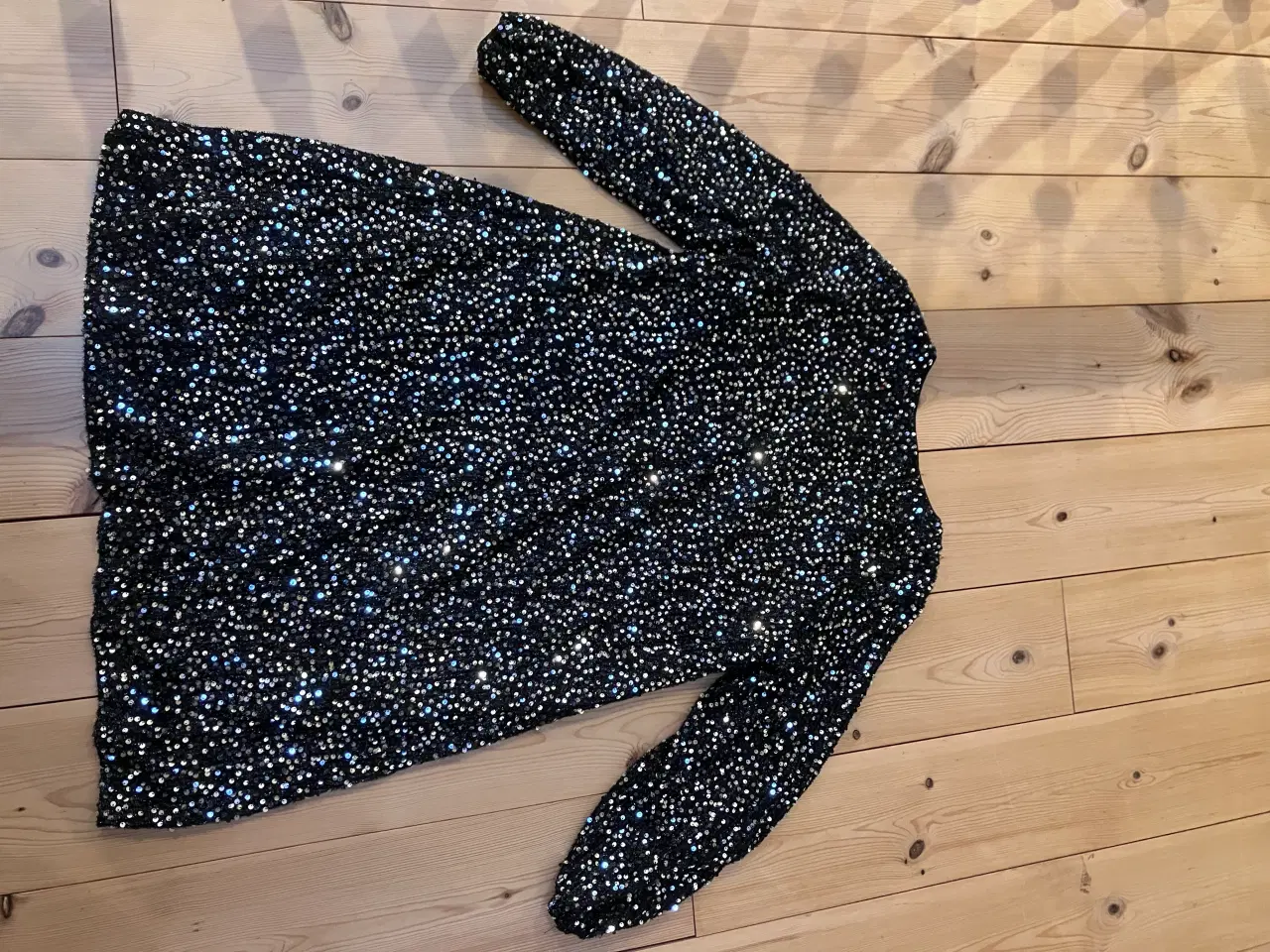 Billede 2 - Sort kjole med pailletter