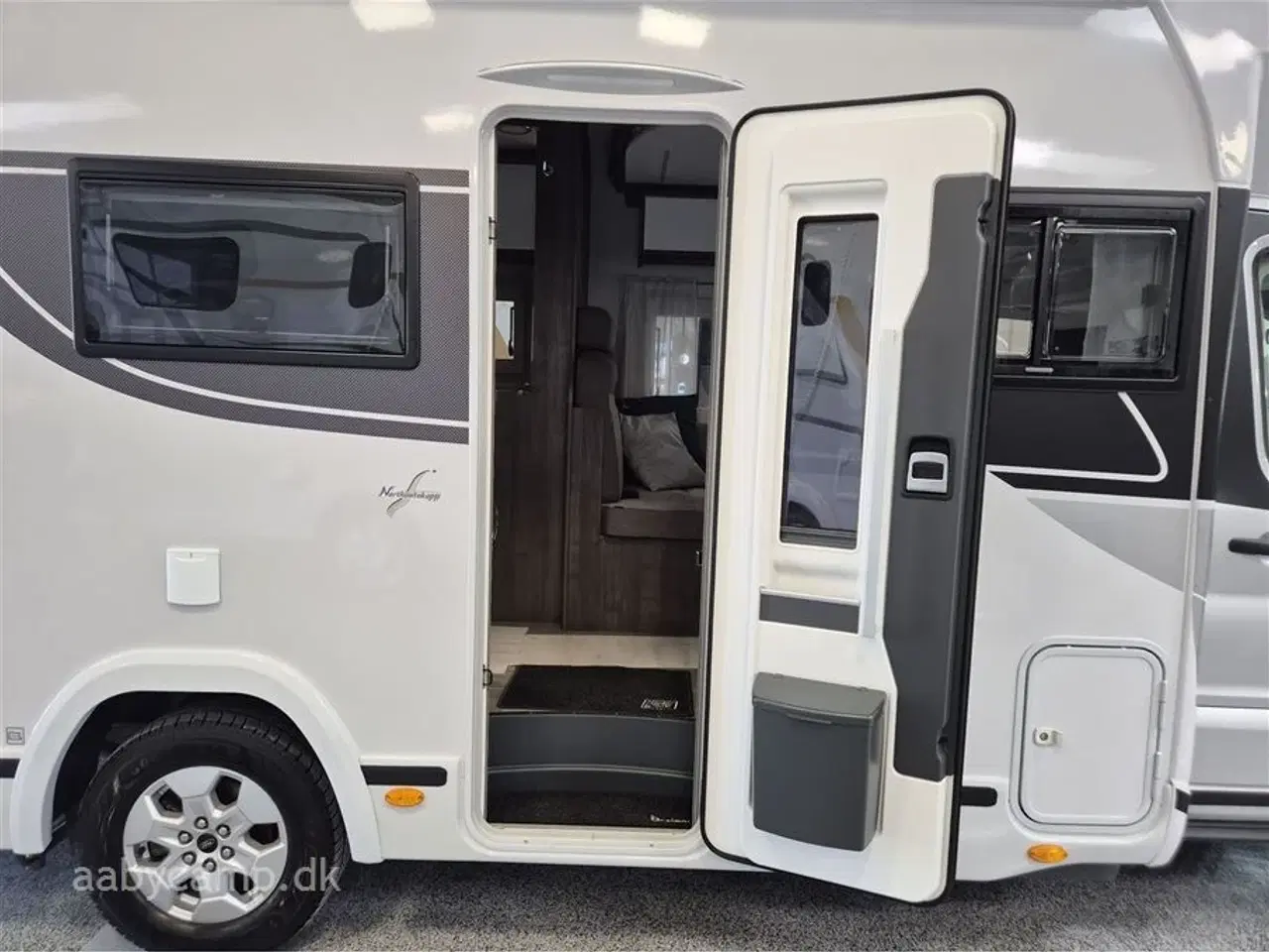 Billede 5 - 2025 - Benimar Tessoro 444 NK   Nk Pakke. Automatgear. solcelle. Markise. 300Ah Lithium. 2000w inverter. Clesana Toilet. Kun 10,000 KM !!!
