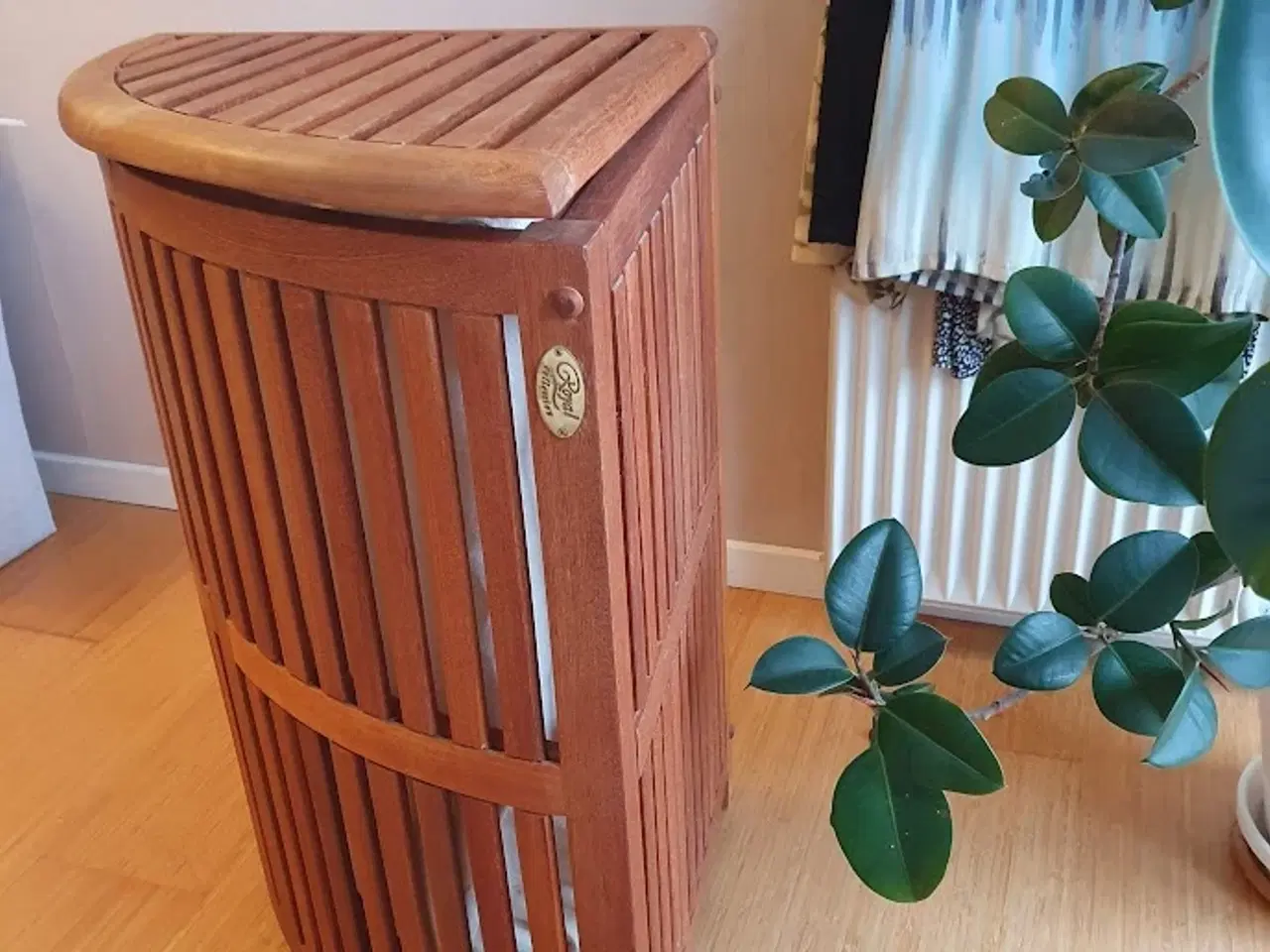 Billede 3 - Hjørne vasketøjskurv i hårdt træ