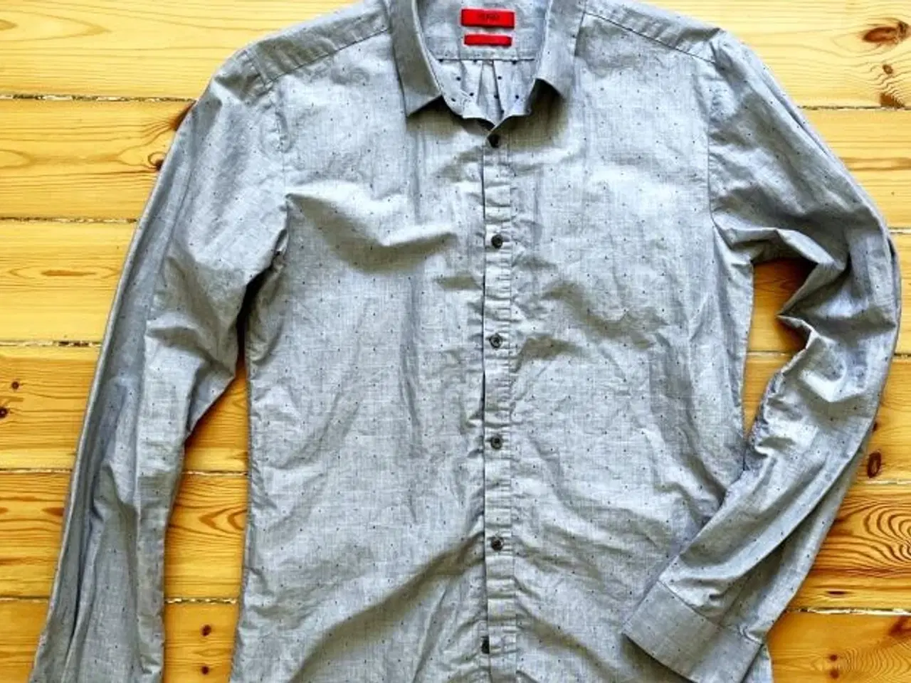 Billede 4 - HUGO skjorte med broderede prikker. Slim fit