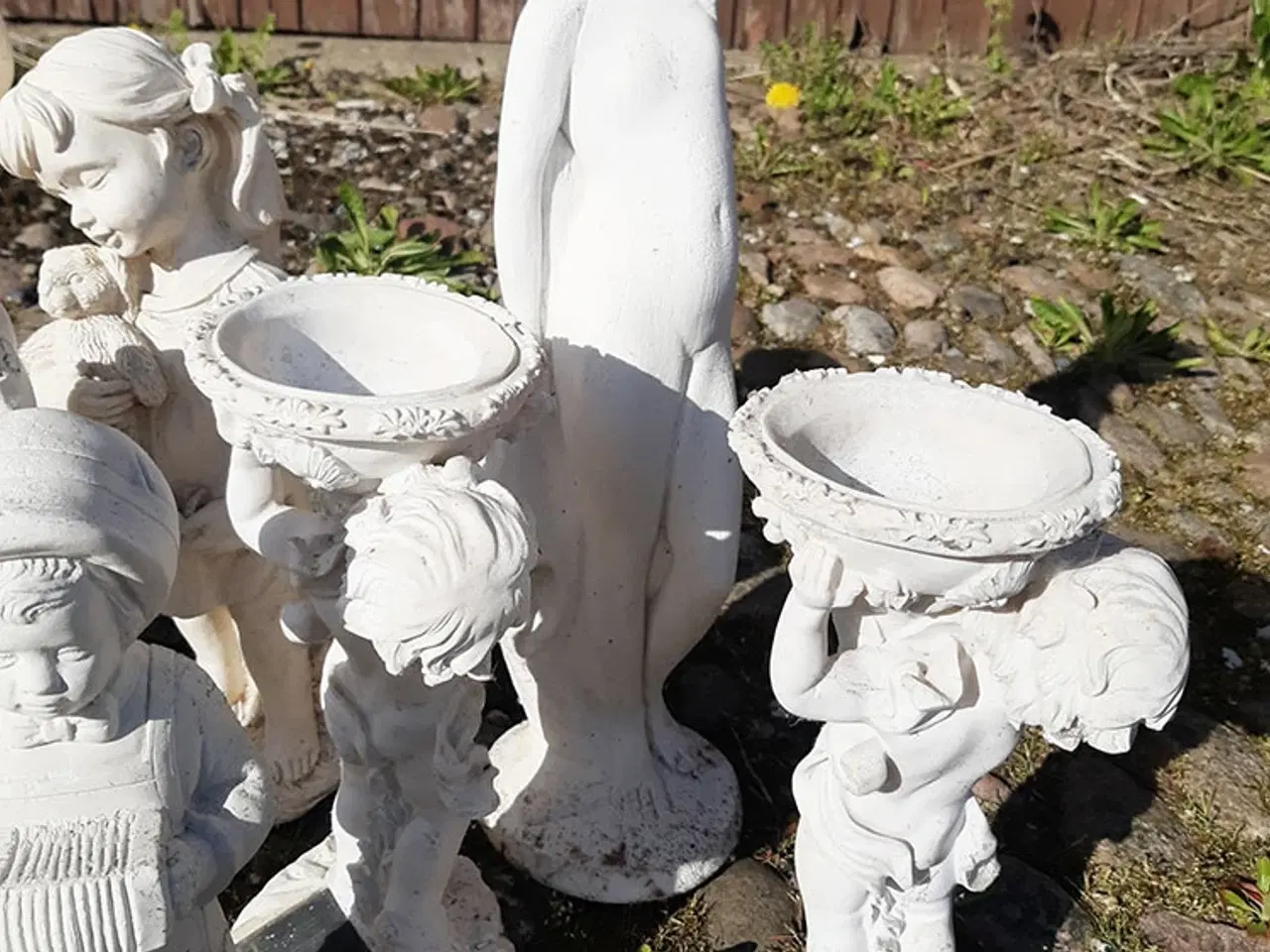 Billede 4 - Flotte havefigurer i hvid beton/sandsten 