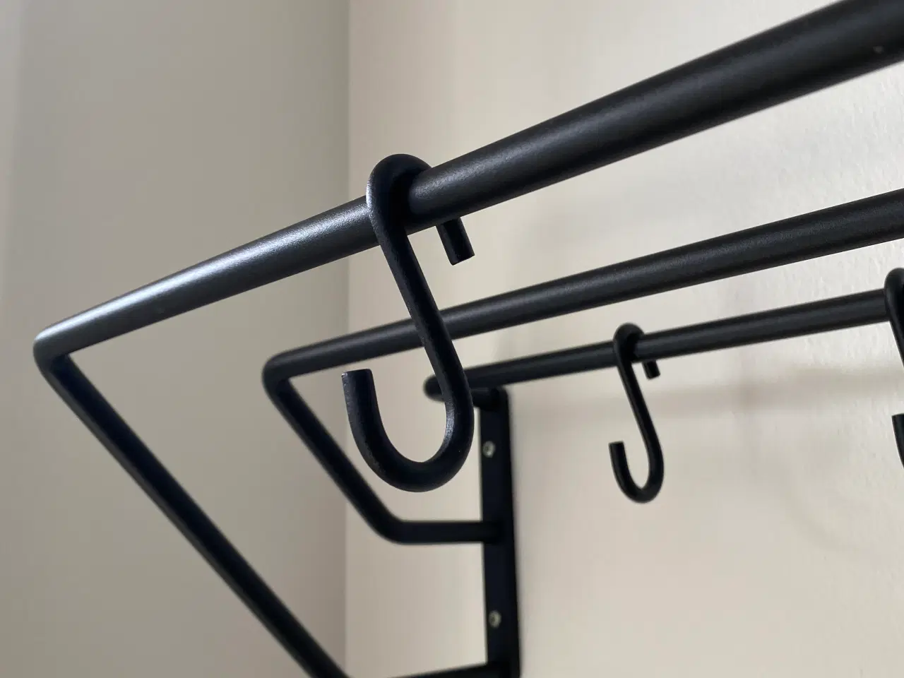 Billede 2 - Knagerække/hattehylde i metal