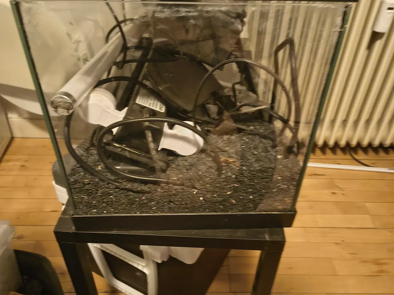 Billede 3 - akvariet med stativ
