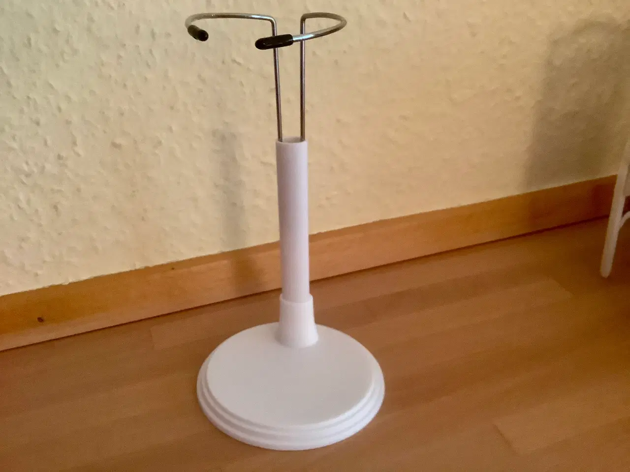 Billede 4 - Dukke stander - kan bruges til Barbie.