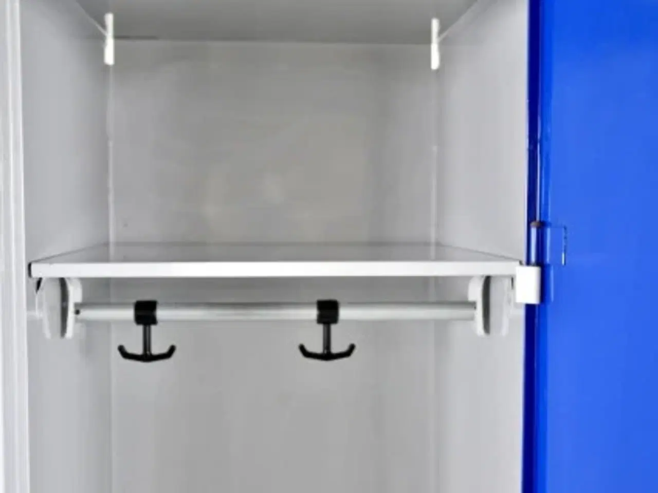 Billede 5 - Garderobe-/personaleskab i grå, med blå låge med lås