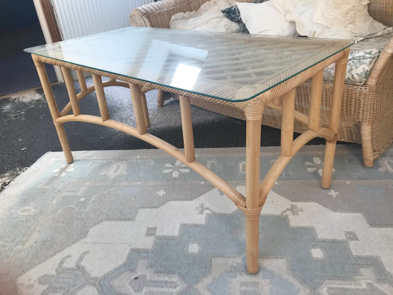 Billede 4 - Kurvesofa og bord