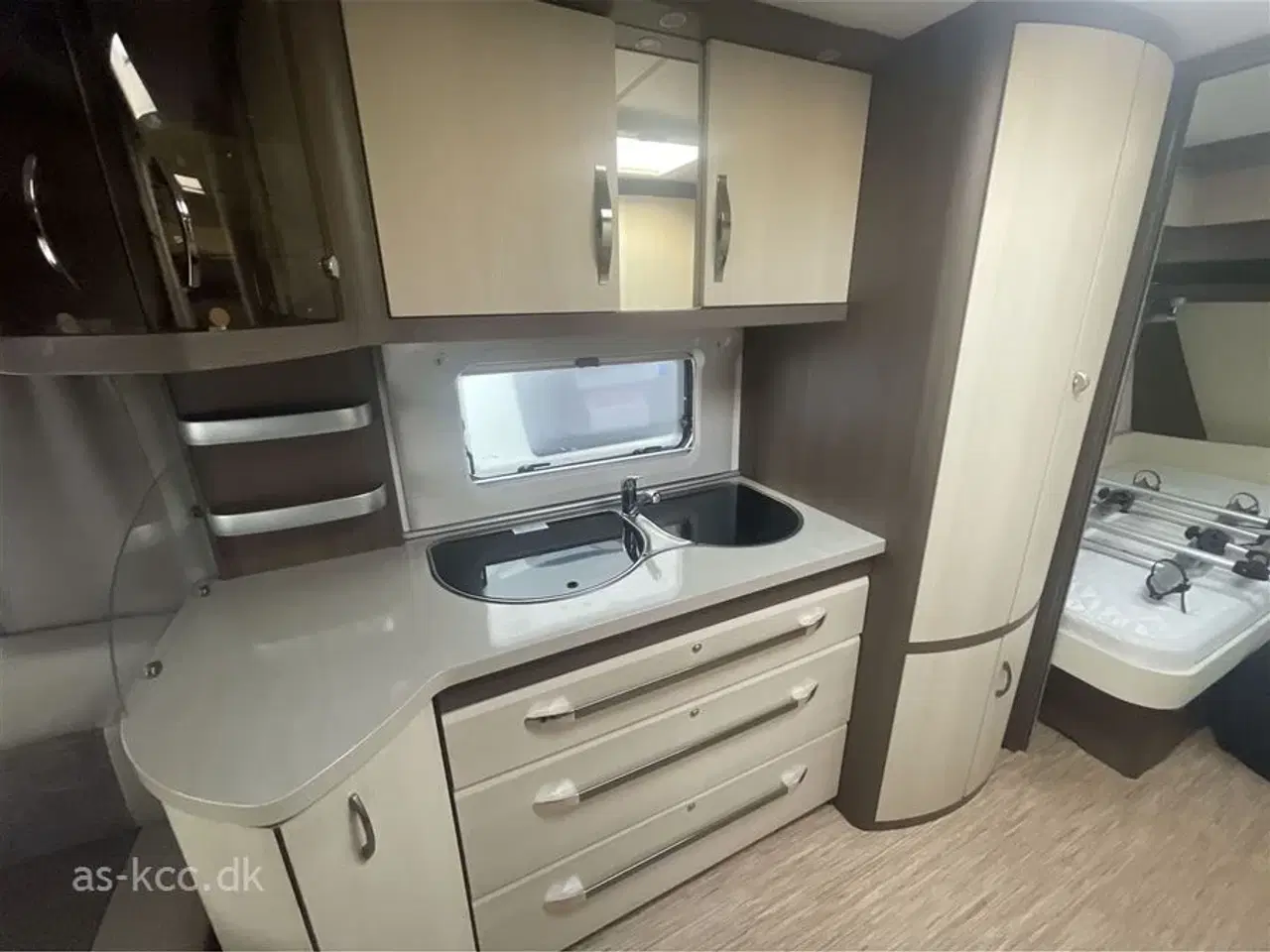 Billede 18 - 2014 - Hobby De Luxe 560 CFe   Hobby De Luxe 560 CFe  Dobbeltseng  Næsten NYT Penta fortelt