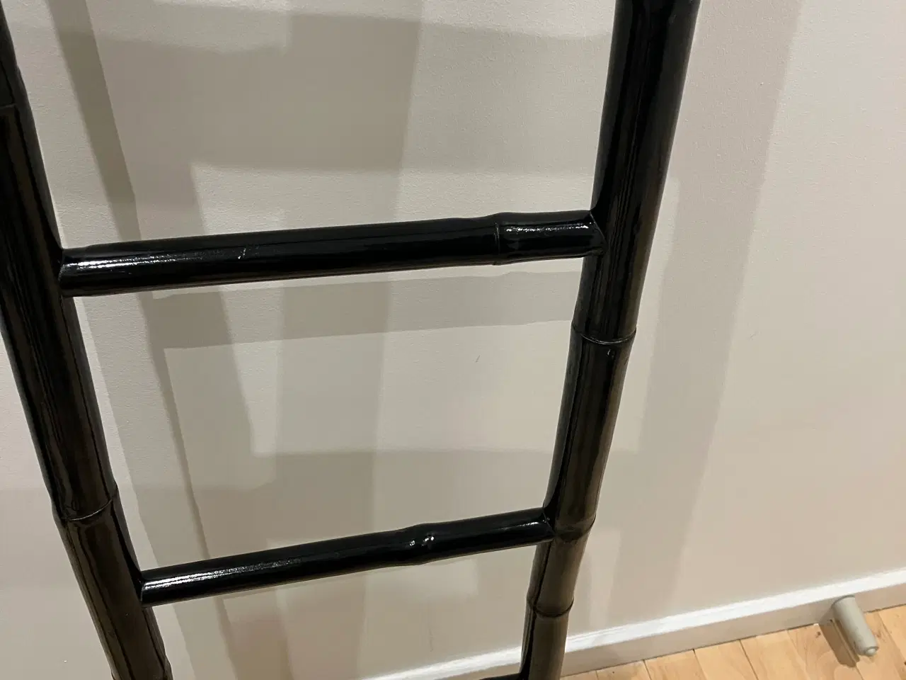 Billede 2 - Bambus stige til håndklæder mm