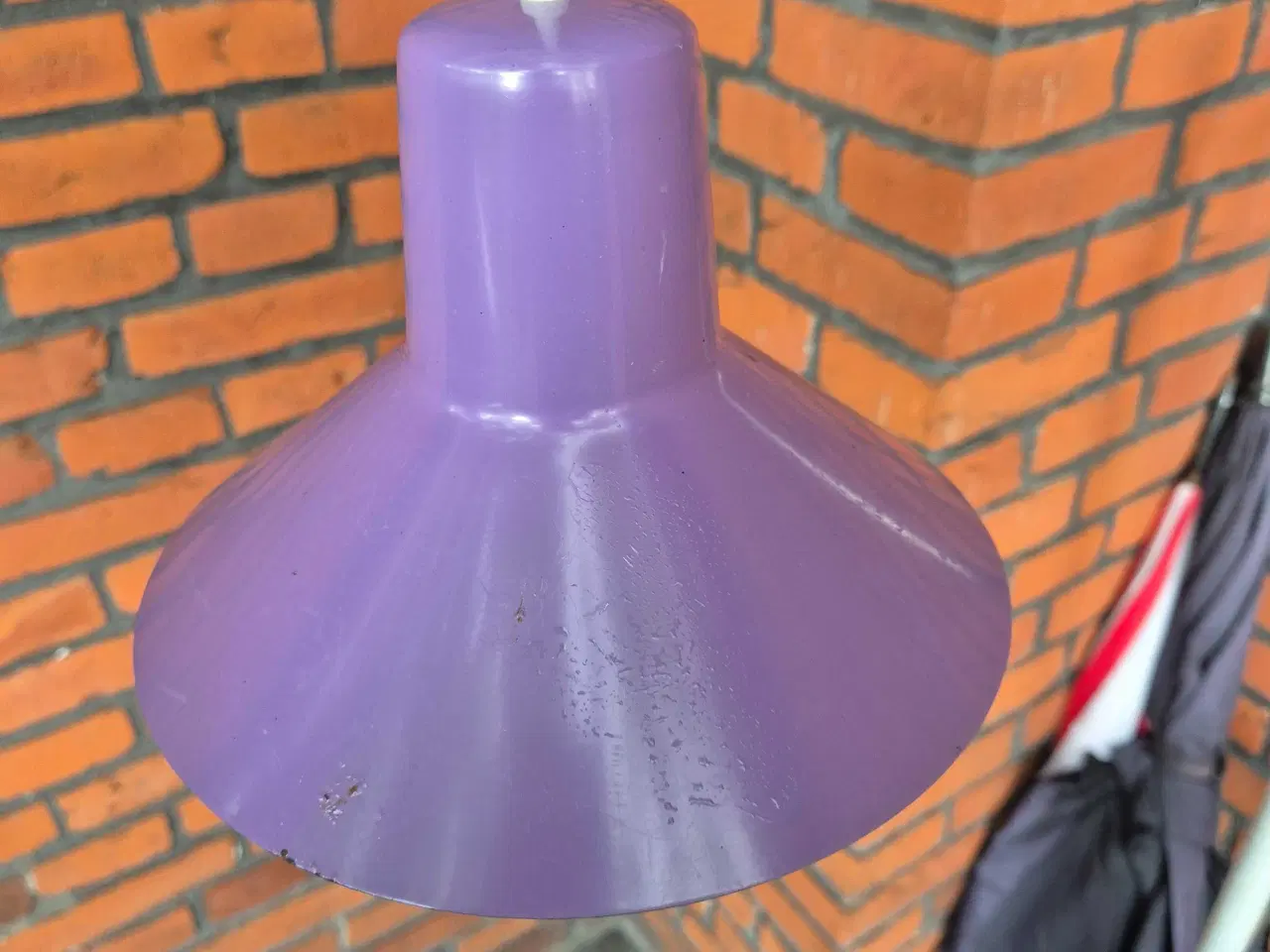 Billede 11 - To lilla retrolamper med et rustikt strejf