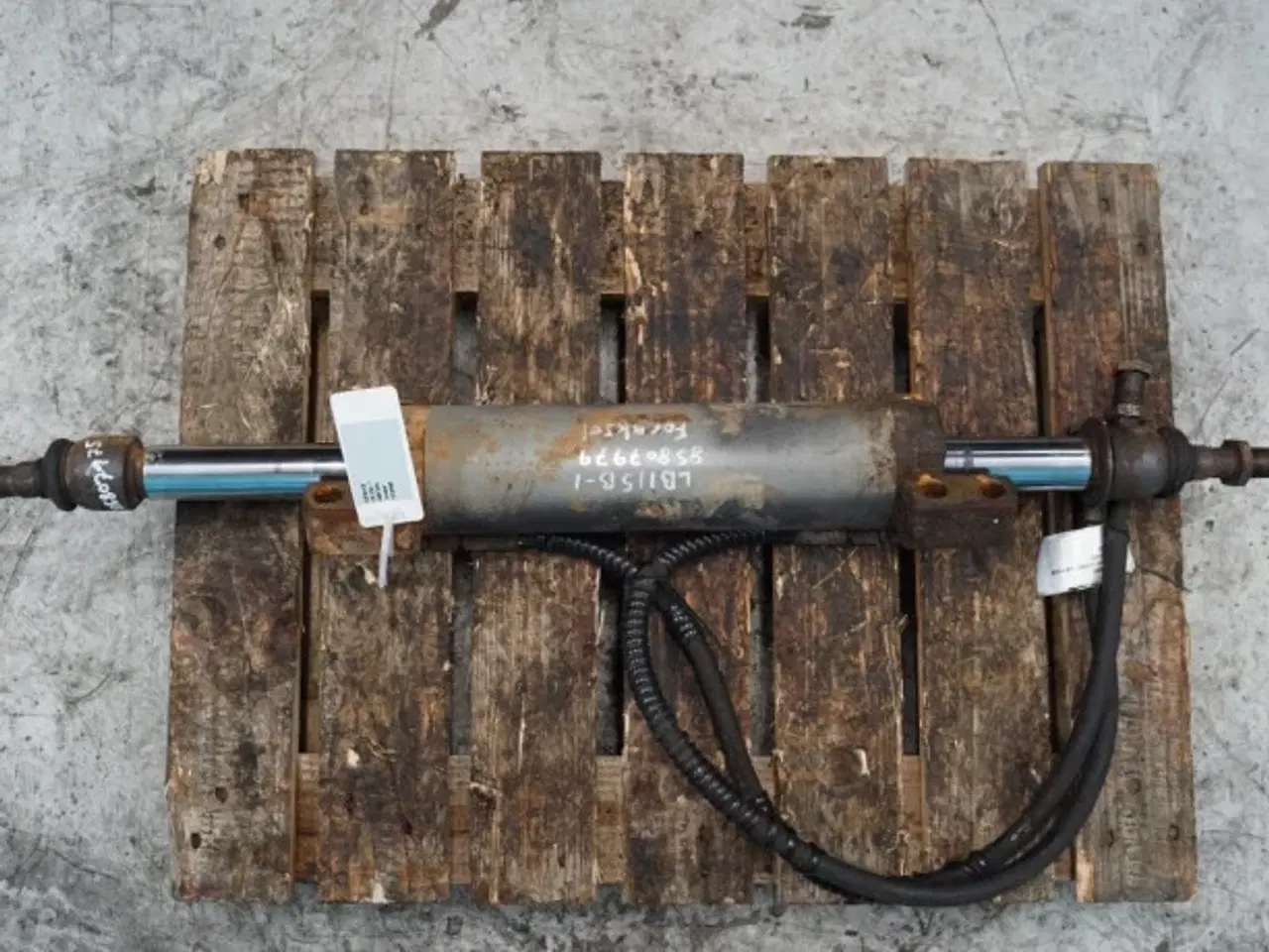 Billede 2 - New Holland LB115B Styrecylinder 85807997