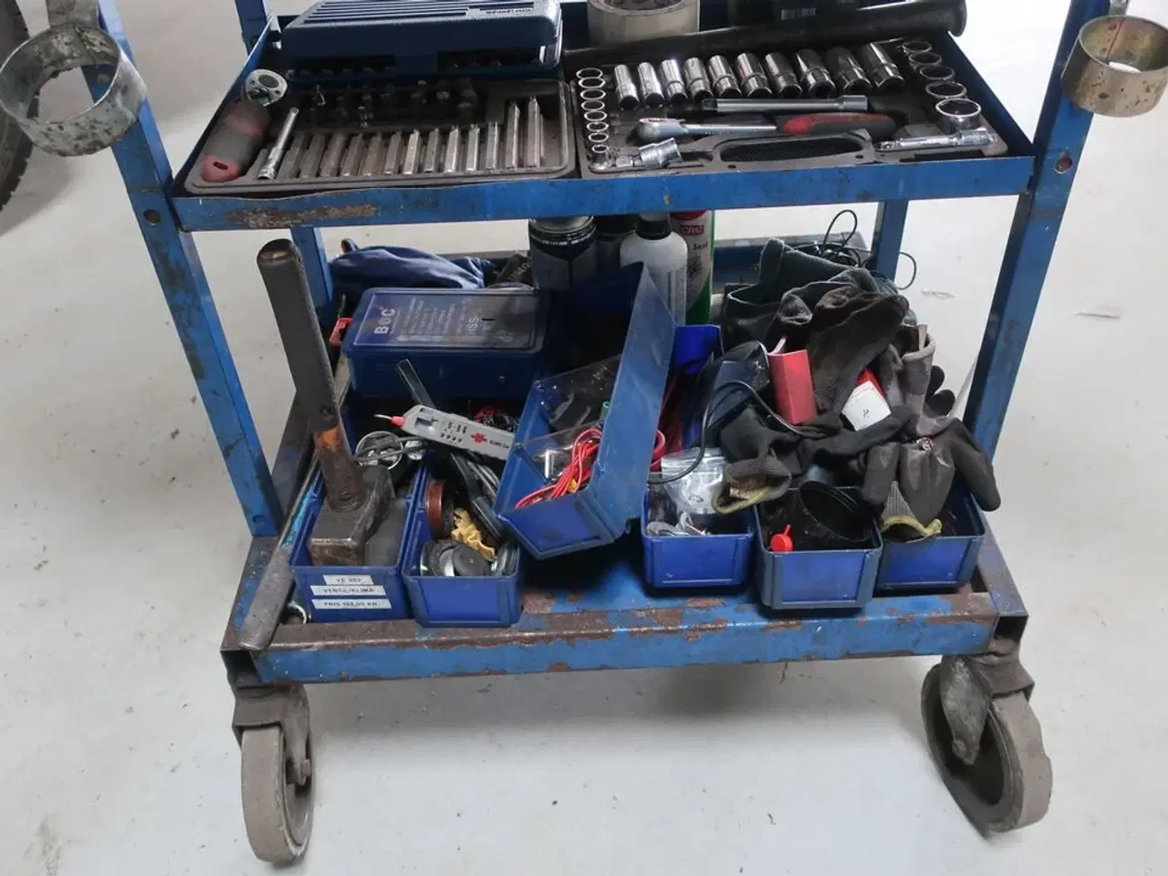 Billede 8 - Værktøjsskab med indhold