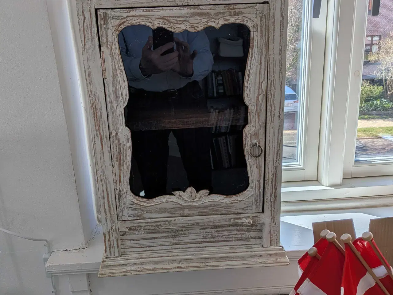 Billede 2 - Fint lille vægskab med 2 hylder