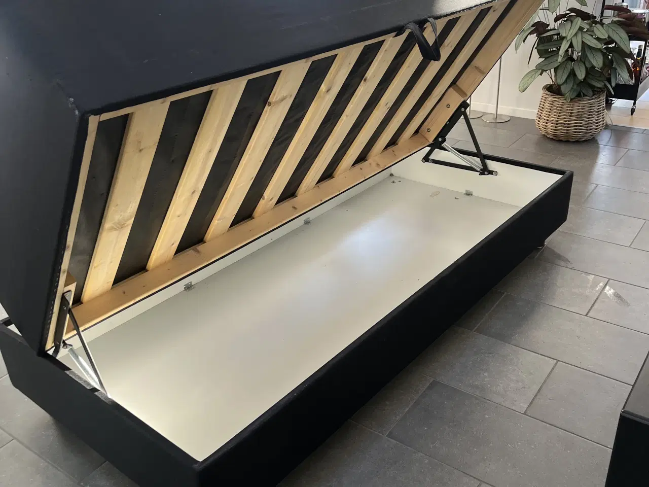 Billede 2 - Seng med opbevarings boks