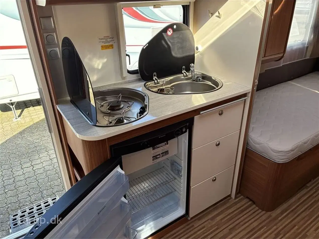 Billede 13 - 2014 - Adria Adora 512 UL   Mover, myggenetsdør, enkeltsenge m/udtræk, rundsidde-gruppe, el-gulv-varme, 90l. køleskab med fryser, stabilisator, glatte glasfibersider