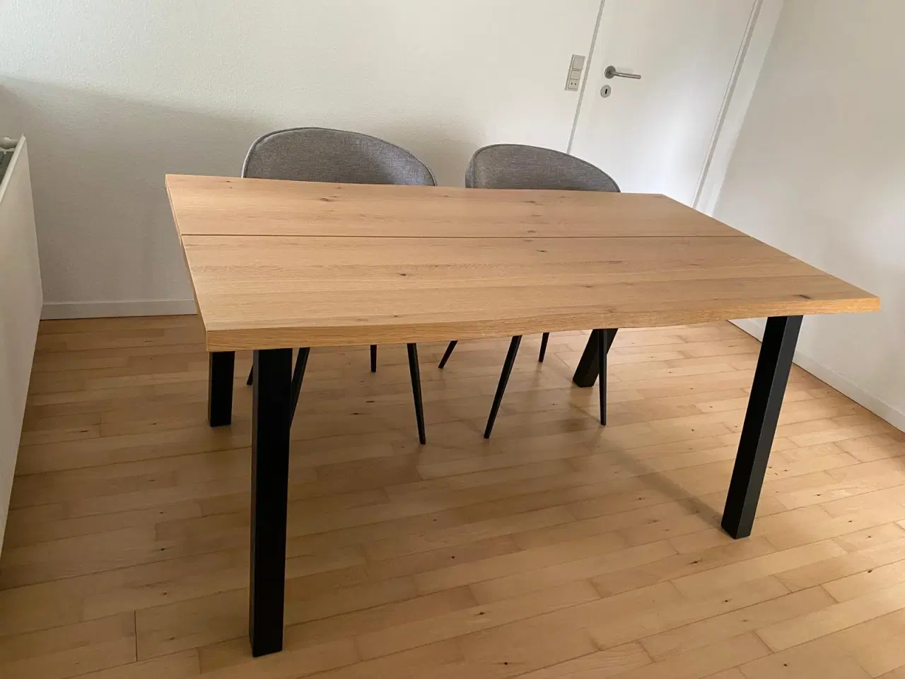 Billede 3 - JYSK SKOVLUNDE Spisebord + 4 RISSKOV stole
