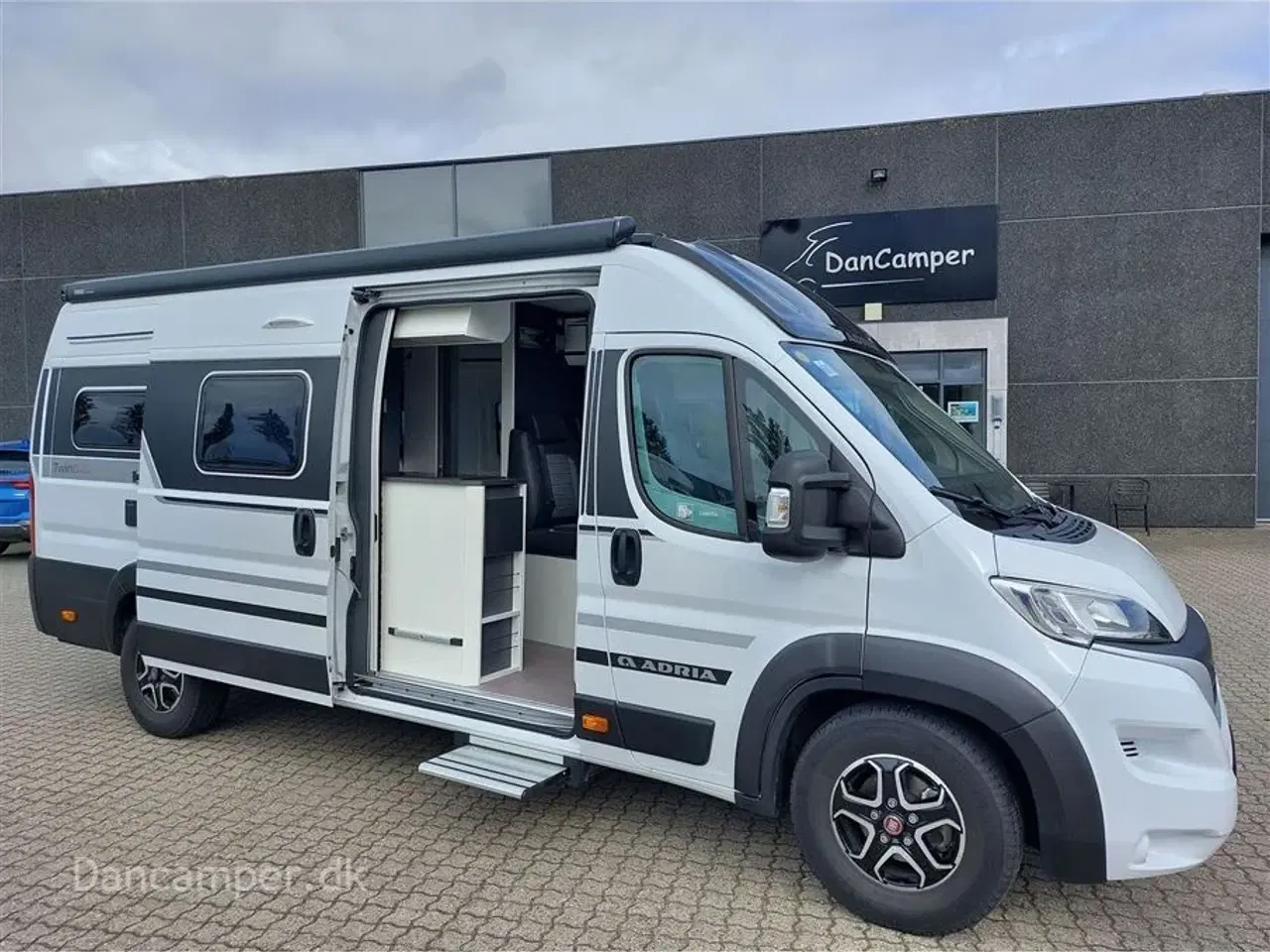 Billede 5 - 2023 - Adria Twin Supreme 640 SGX   Flot Adria Van med masser af ekstraudstyr. 9 trin aut.gear, Markise, MaxxFan, Hæve- sænkeseng