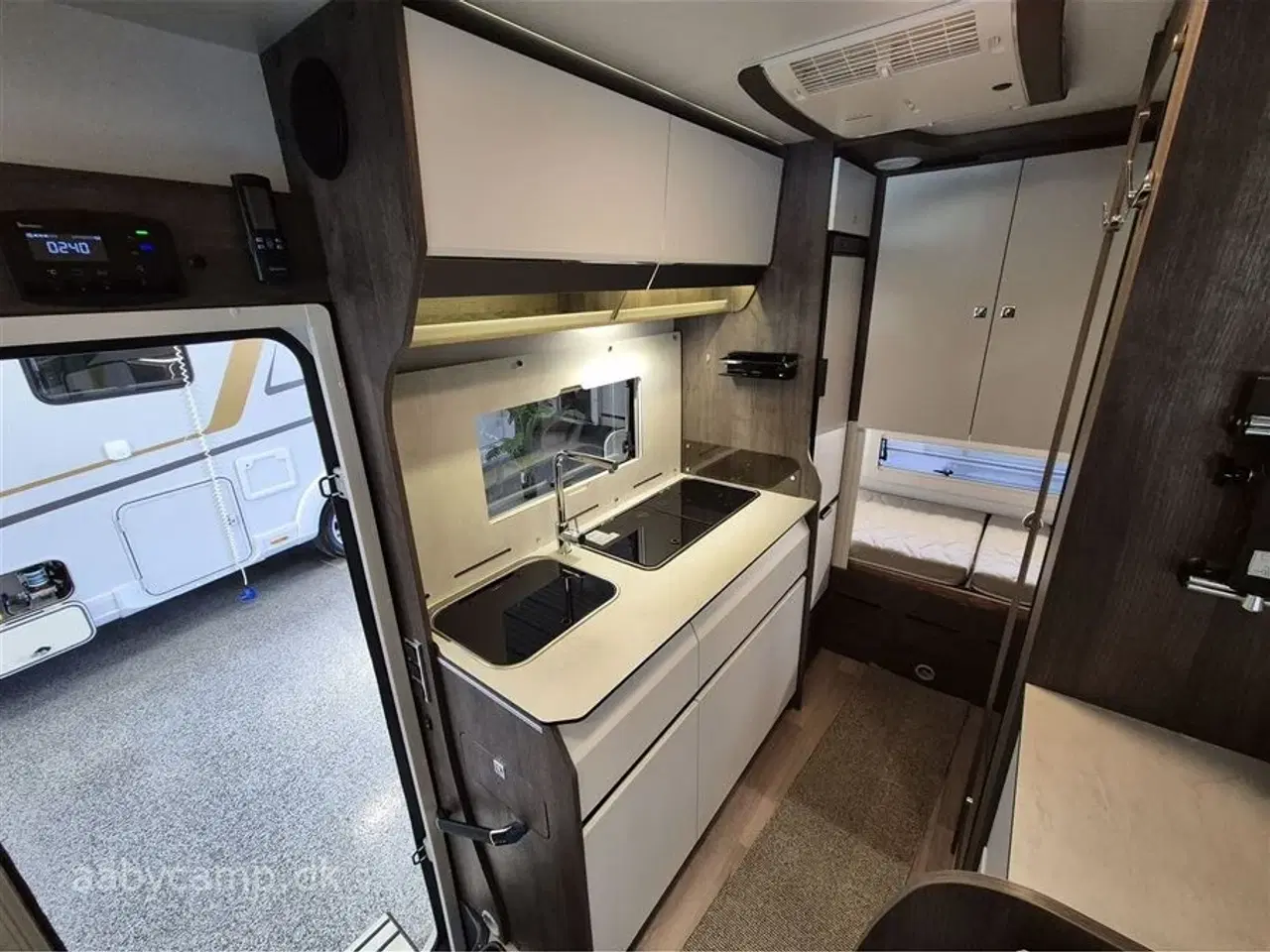 Billede 11 - 2023 - Benimar Amphitryon 983   Solceller. 2x Batterier. 2000w inverter. markise. A/C i bo-del. helårsdæk. undervognsbehandling. helårsdæk. Elektrisk indgangstrin. kun 16000 km!!!