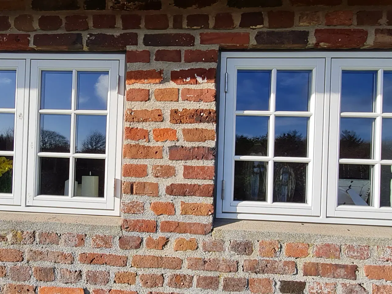 Billede 1 - TO LAGS SPROSSE VINDUER I HVIDMALET TRÆ (Outrup)