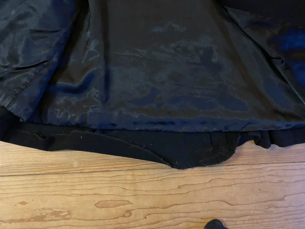 Billede 5 - Hel-lang elegant sort frakke uld str M, 300 kr