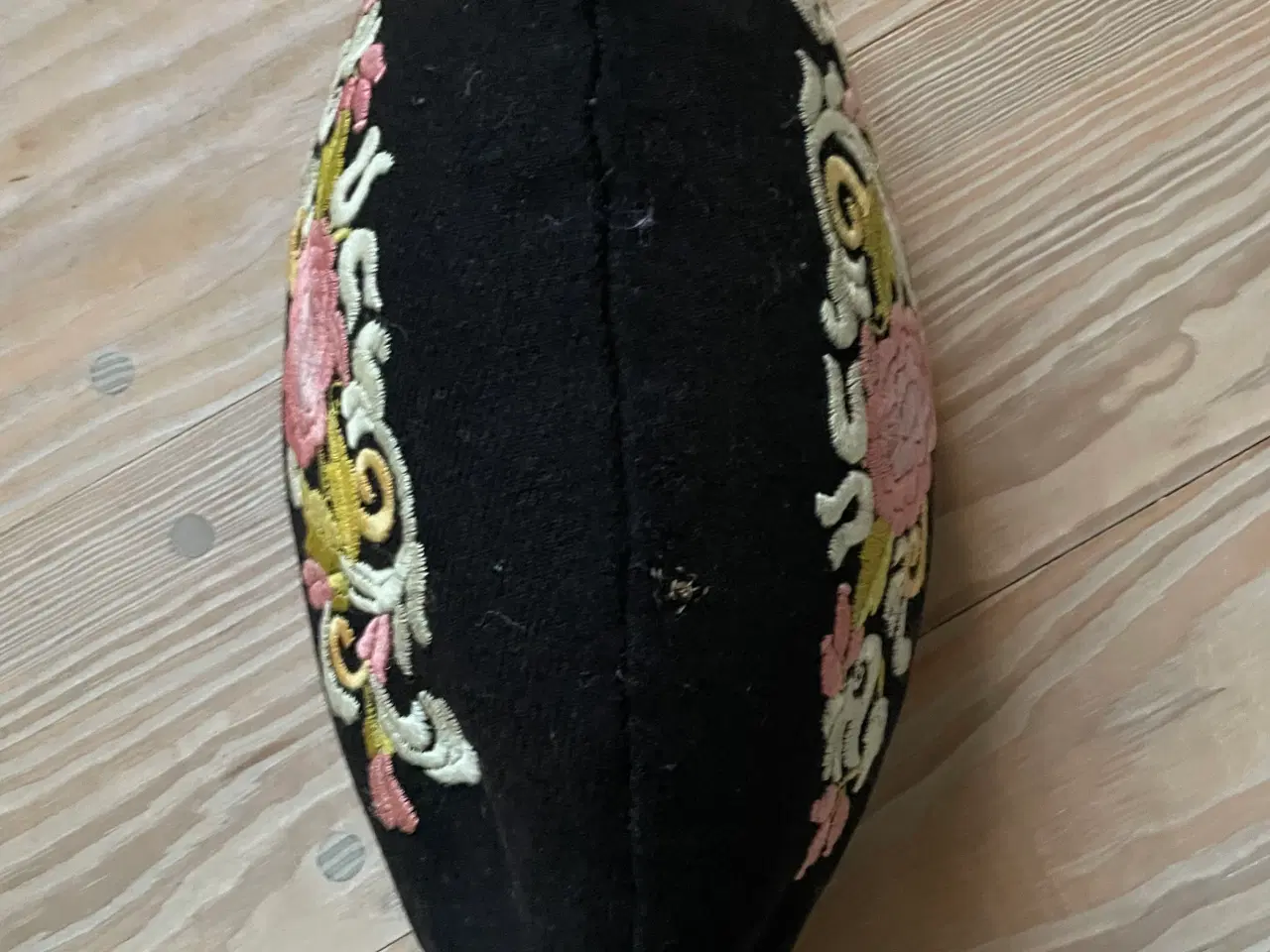 Billede 2 - Pyntepude med fladsyning “Trekantet”