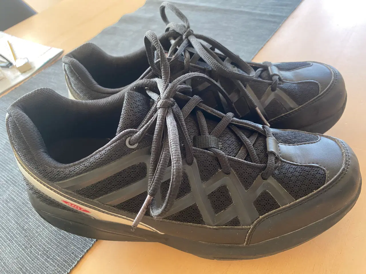 Billede 1 - MBT sort dame sneakers med sølvdetaljer. 