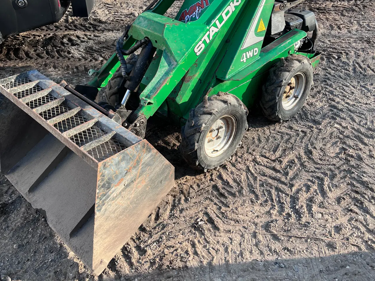 Billede 1 - Avant staldkat med redskaber 