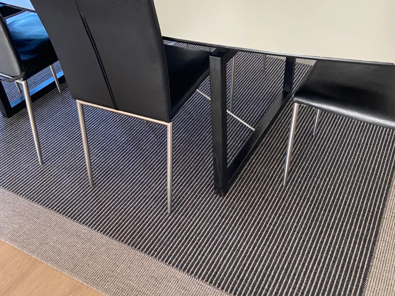 Billede 4 - Spisebord Laminat med 6 stole