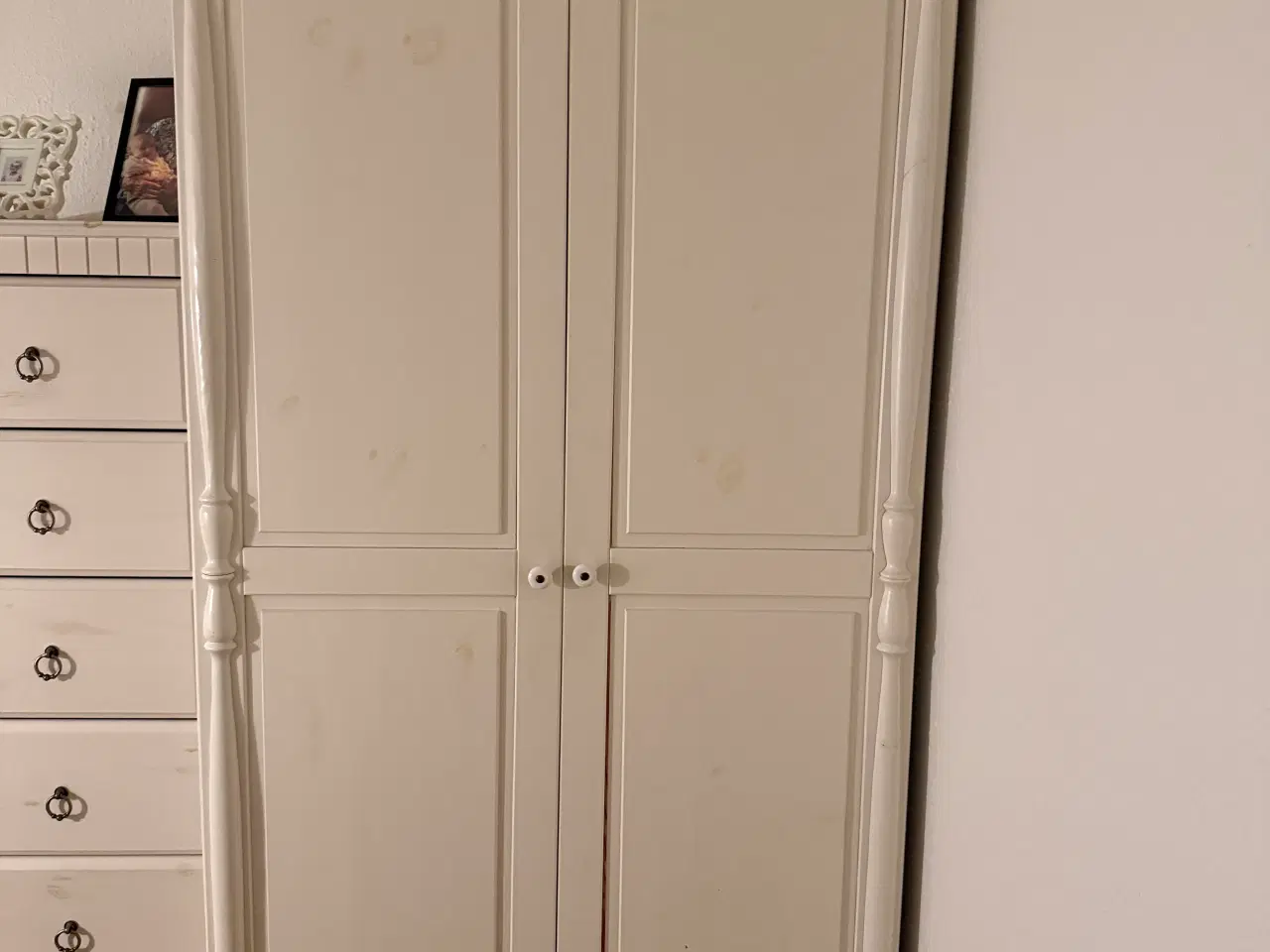 Billede 1 - Fint hvidt karlekammerskab med hylder