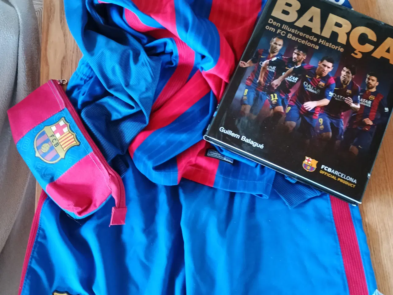 Billede 1 - F C Barselona tøj og bog