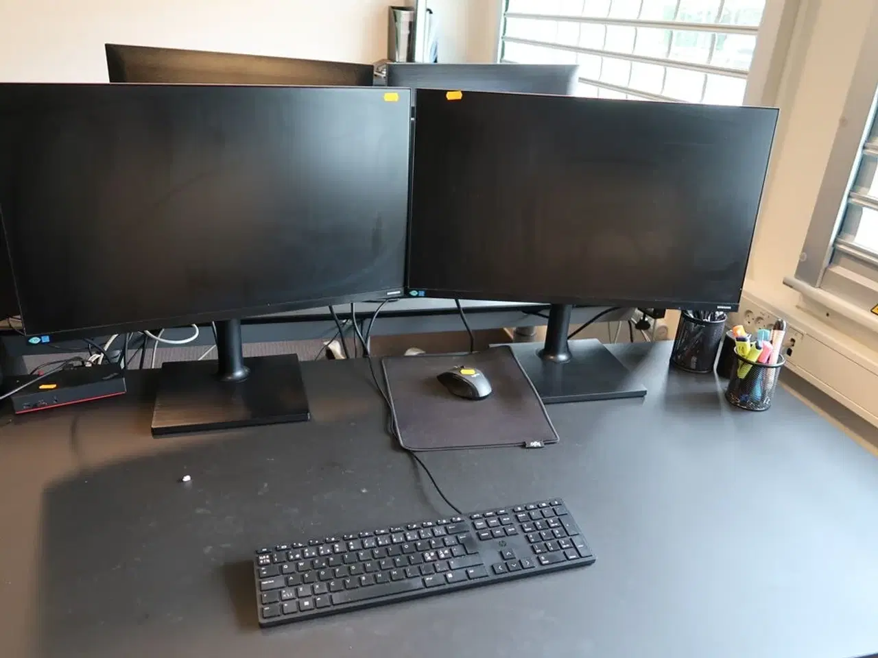 Billede 1 - 2 stk. computerskærme SAMSUNG F27T450FQR, tastatur og mus