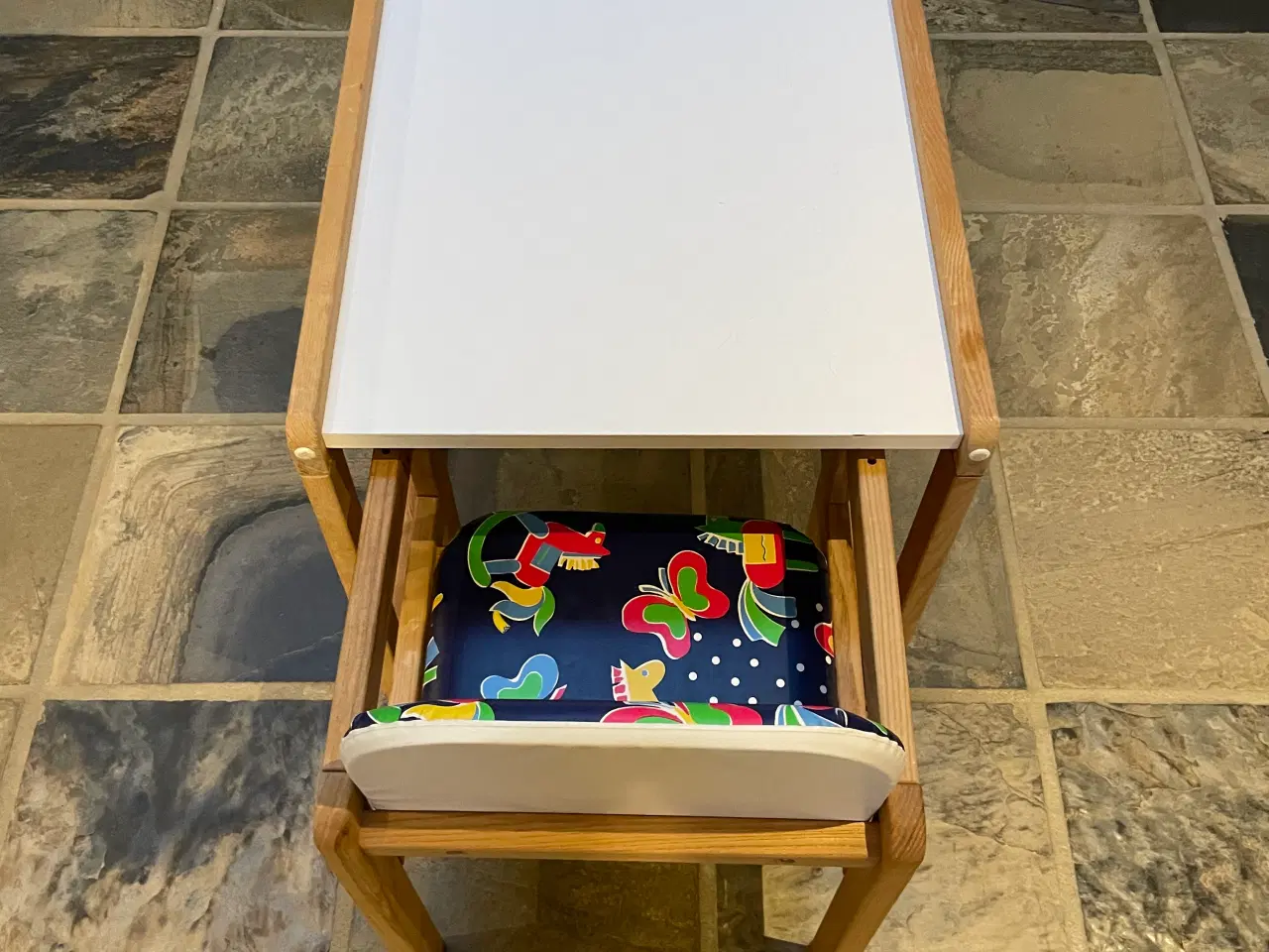 Billede 2 - Høj barnestol/legebord